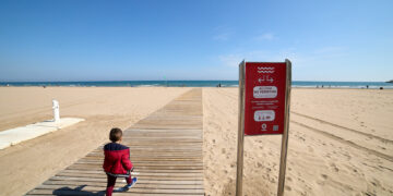 La playa de Gandia pone en marcha sus servicios