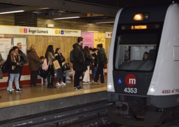 Los metros y tranvías de Metrovalencia recorrerán el equivalente a 17,3 veces la vuelta al mundo en Fallas