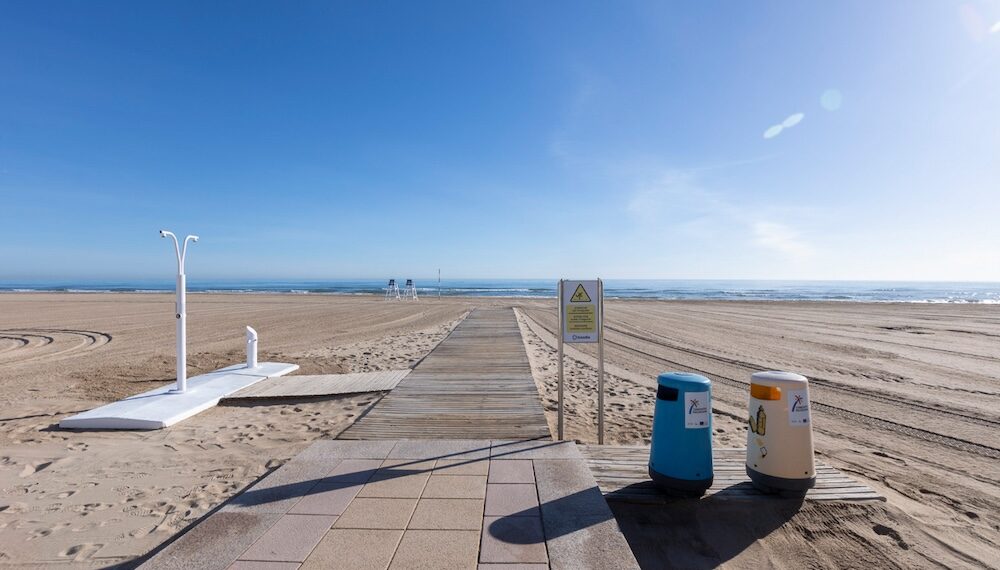 La playa de Gandia pone en marcha sus servicios