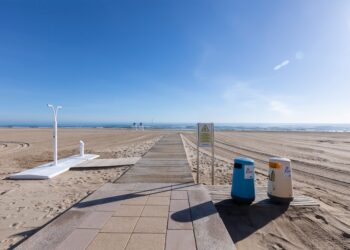 La playa de Gandia pone en marcha sus servicios