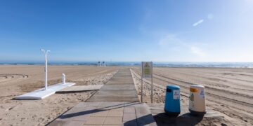 La playa de Gandia pone en marcha sus servicios