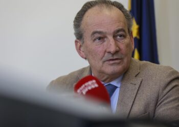 Aguirre cree que es un «error» desalar agua en Sagunt para enviarla a Barcelona