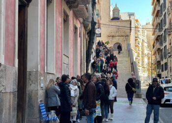 Cientos de personas asisten en Bunyol al casting para la próxima película de Amenábar