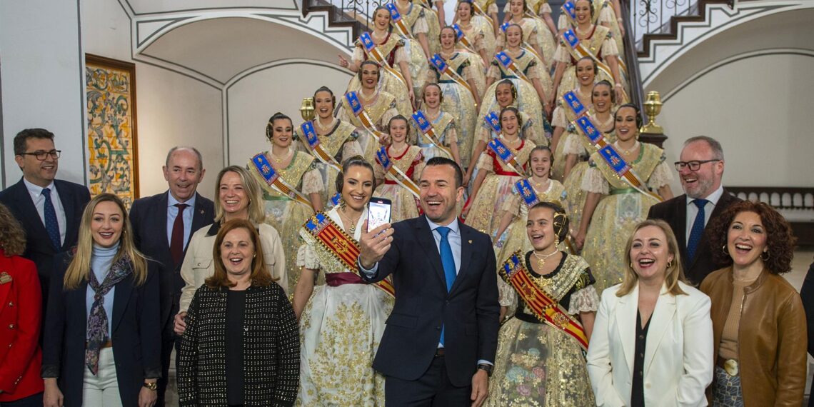 La Diputación abre sus puertas a unas Fallas «de traca» con la recepción a las falleras mayores de València