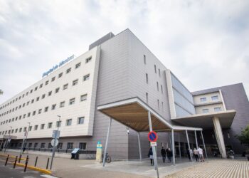 El Hospital de Manises trabaja con menores con autismo el miedo al ruido de petardos