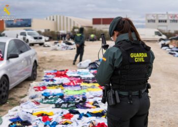 Intervenidas más de 5.000 prendas falsificadas en un mercado irregular de Benaguacil