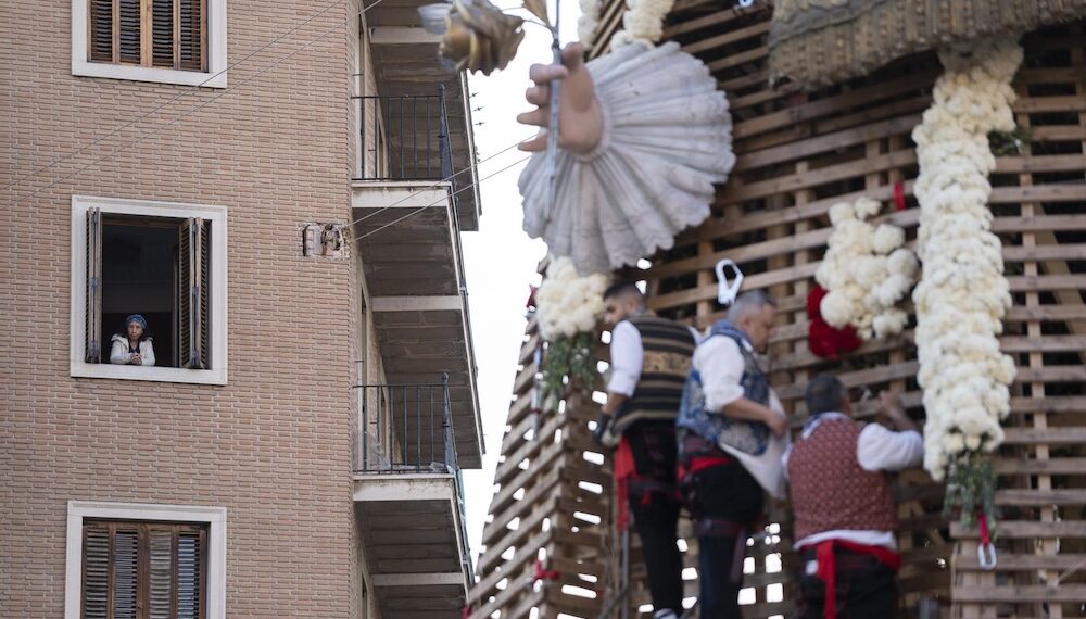 Claveles rojos y blancos conformarán este año el manto de la ‘Geperudeta’ 