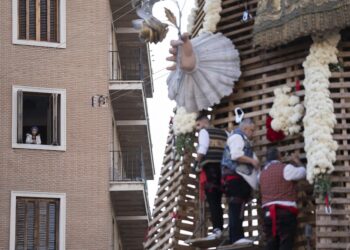 Claveles rojos y blancos conformarán este año el manto de la ‘Geperudeta’ 