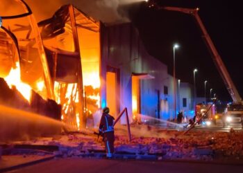 Controlado el incendio que ha afectado a dos naves industriales en Aielo de Malferit