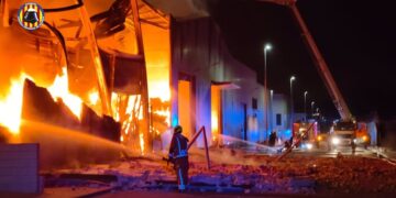 Controlado el incendio que ha afectado a dos naves industriales en Aielo de Malferit