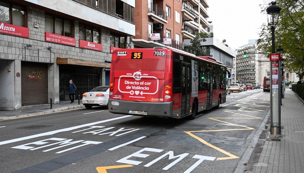 Multas de hasta 300 € por circular por el carril bus en València