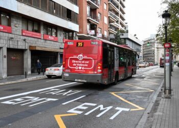 Multas de hasta 300 € por circular por el carril bus en València