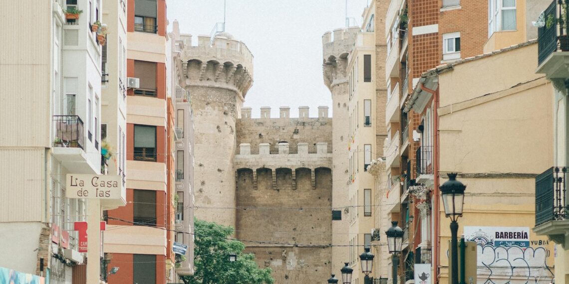 Valencia suspende nuevas licencias de viviendas turísticas para proteger el uso residencial