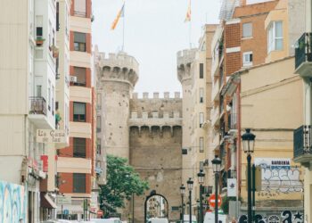 Valencia suspende nuevas licencias de viviendas turísticas para proteger el uso residencial