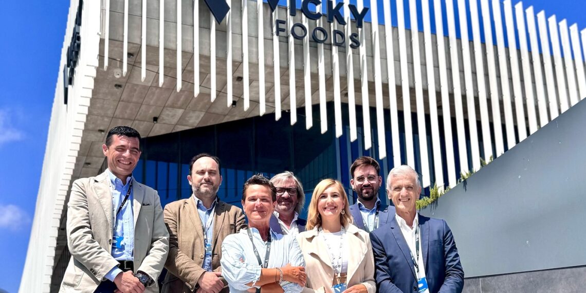 Salomé Pradas destaca la sostenibilidad de Vicky Foods en su visita a las instalaciones de Villalonga