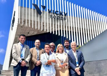Salomé Pradas destaca la sostenibilidad de Vicky Foods en su visita a las instalaciones de Villalonga