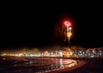 San Juan 2024 en el Puerto de Sagunto: fuegos artificiales, correfoc y batucada en la playa