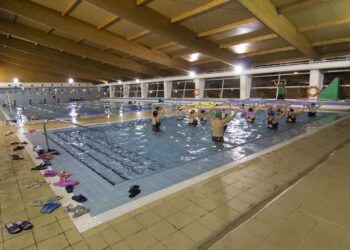 Actividades deportivas de verano en las playas y piscinas de València