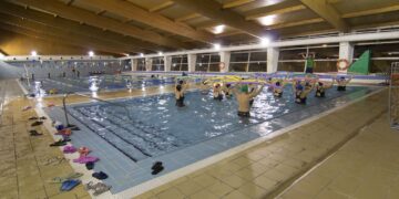 Actividades deportivas de verano en las playas y piscinas de València