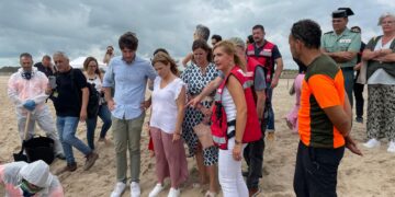 Las playas de l’Arbre del Gos, el Saler y la Garrofera permanecen cerradas por un vertido de combustible