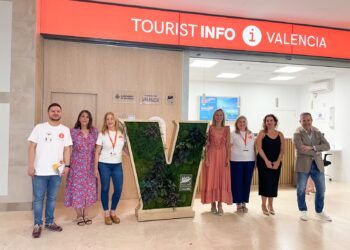 València estrena una oficina de información turística en el aeropuerto más innovadora y accesible  