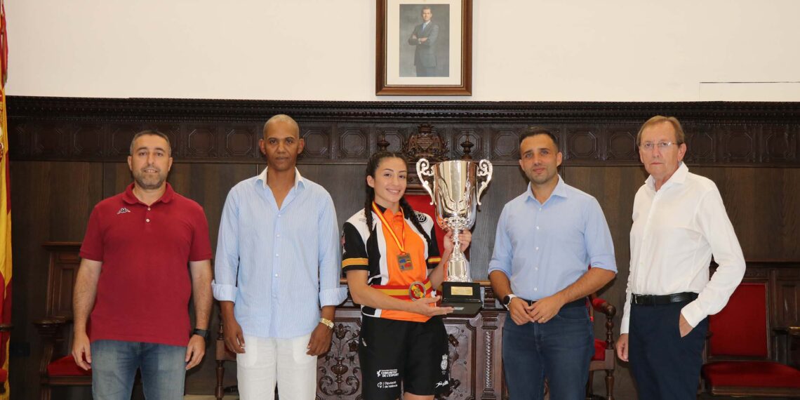 Sagunto celebra el oro de la boxeadora Clara López