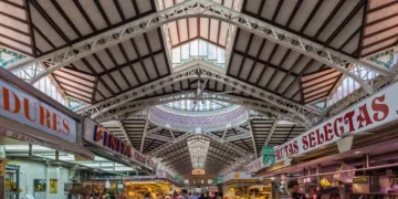 València apuesta por el comercio local con más de 27.000 bonos de 100 euros