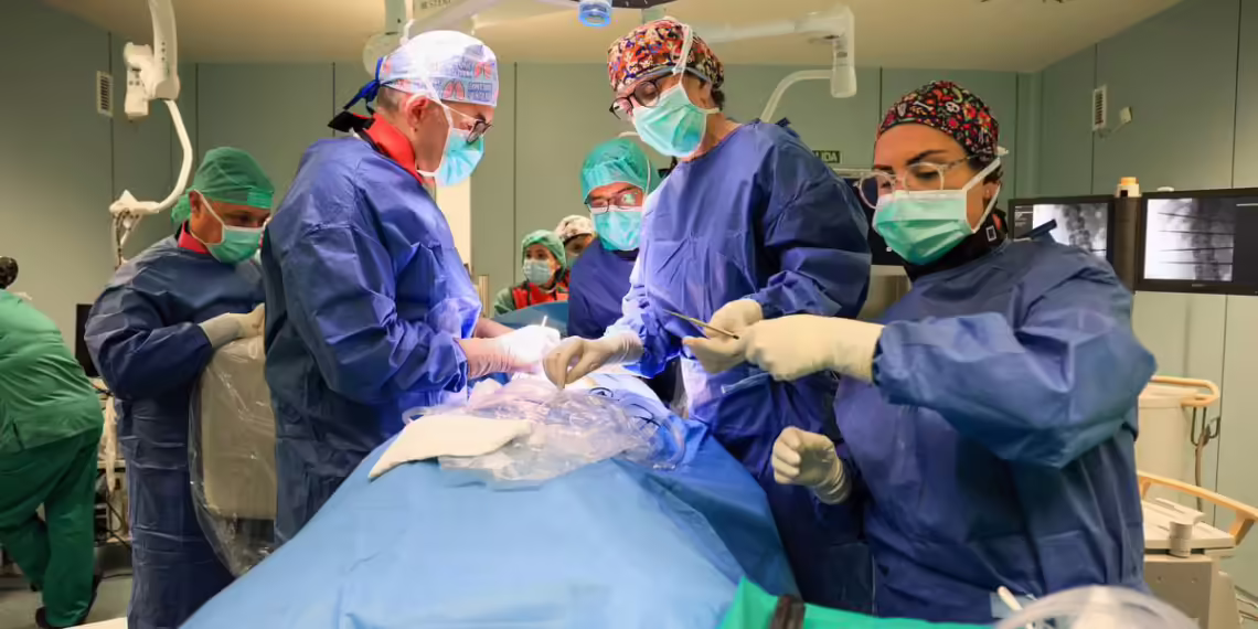 El Hospital La Fe realiza con éxito una intervención pionera en España para corregir una desviación de columna
