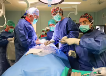 El Hospital La Fe realiza con éxito una intervención pionera en España para corregir una desviación de columna