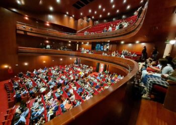 Educación abre el plazo de solicitud de ayudas para fomentar el uso del valenciano en salas de teatro y librerías