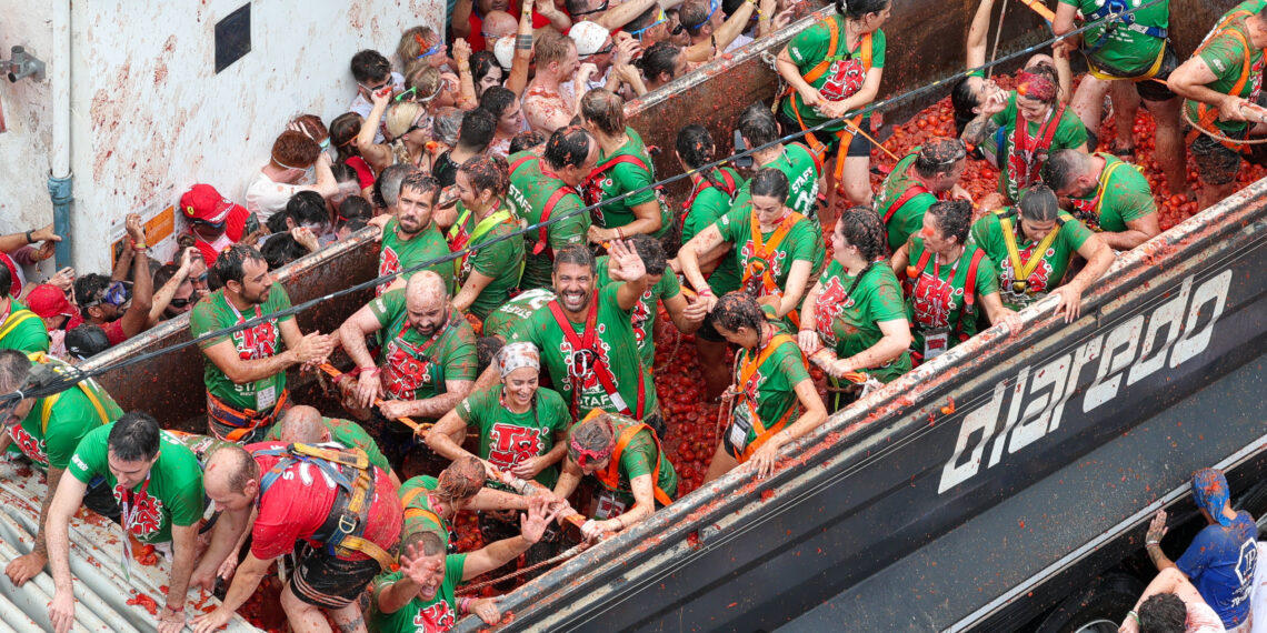 Mazón celebra el potencial turístico de la Tomatina