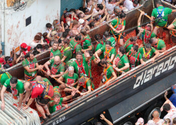 Mazón celebra el potencial turístico de la Tomatina