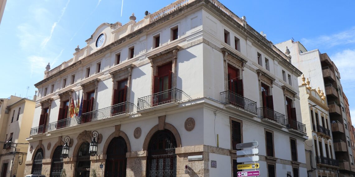 Sagunto baja el IBI al tipo más bajo permitido y modifica tasas de residuos y deportivas