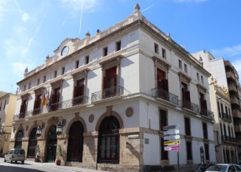 Sagunto baja el IBI al tipo más bajo permitido y modifica tasas de residuos y deportivas