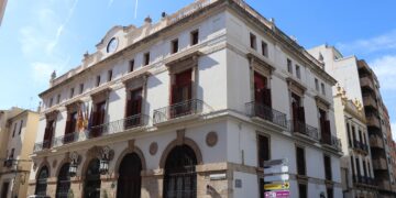 Sagunto baja el IBI al tipo más bajo permitido y modifica tasas de residuos y deportivas