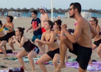 Más de 6.000 personas participan en las clases gratis de deporte de playa durante el verano