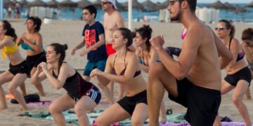 Más de 6.000 personas participan en las clases gratis de deporte de playa durante el verano
