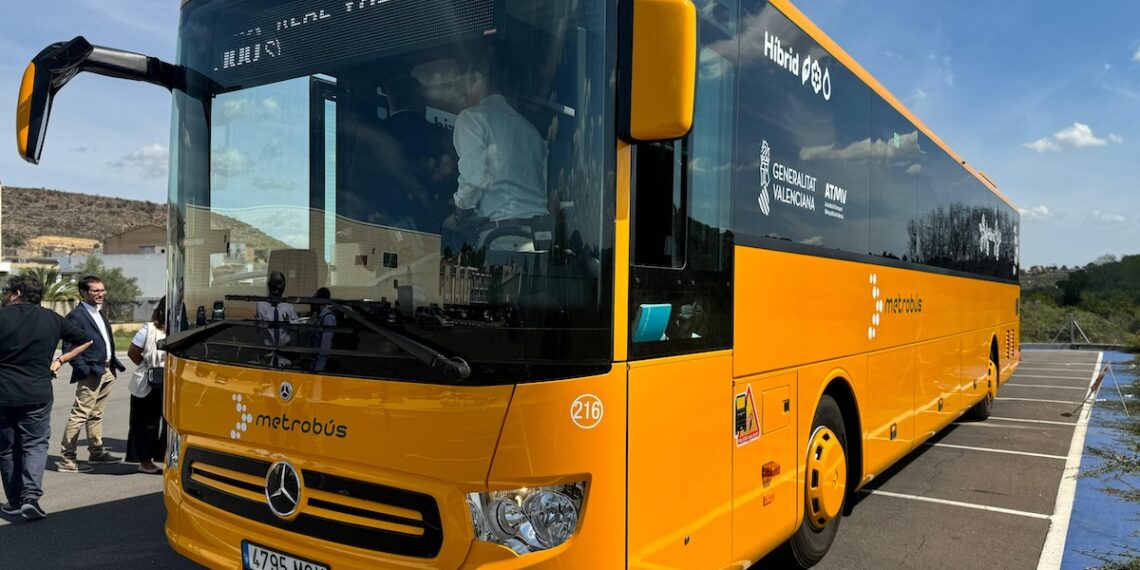 La Generalitat lanza un nuevo autobús entre Montserrat y Valencia triplicando la frecuencia