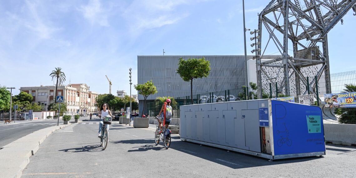 València instala un aparcamiento seguro para bicis en La Marina con motivo de la Semana Europea de la Movilidad 