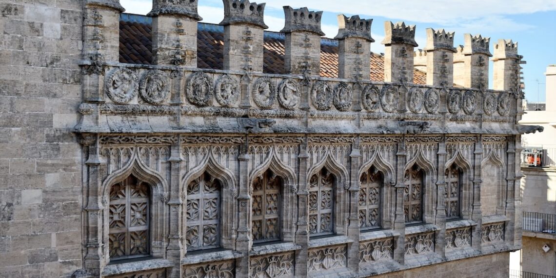 Las almenas de la Lonja de Valencia volverán a brillar preservando su patrimonio histórico