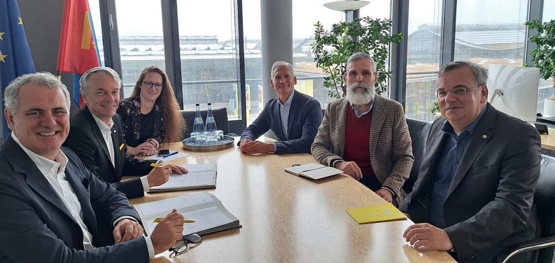 Feria Valencia acogerá APAEXPO By R+T en mayo de 2025, destacando la industria de puertas automáticas en España