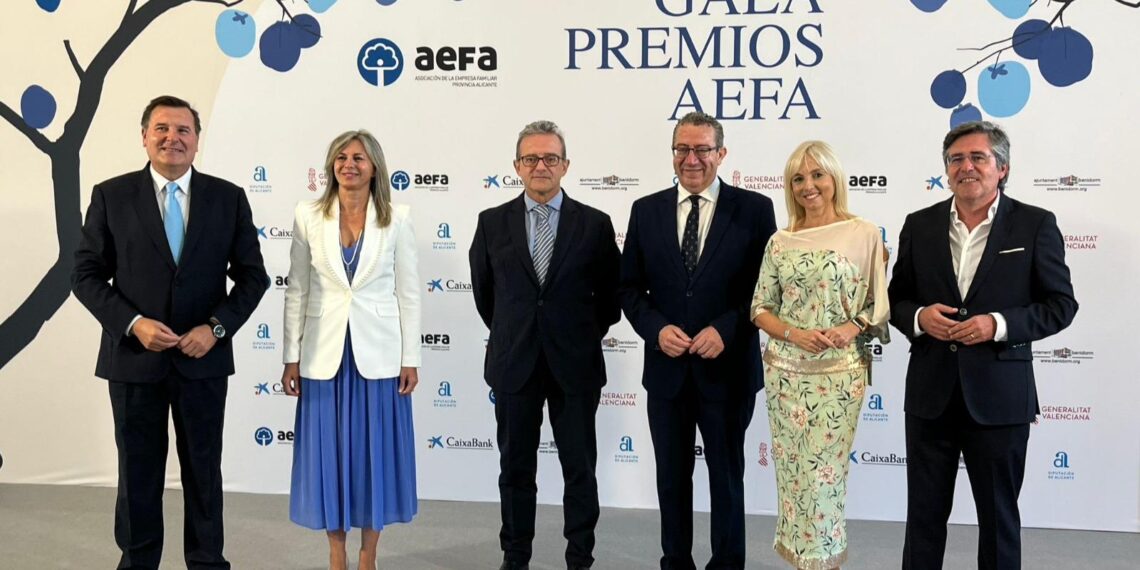 Valencia destaca la importancia de la empresa familiar en la economía regional en la Gala de los Premios AEFA