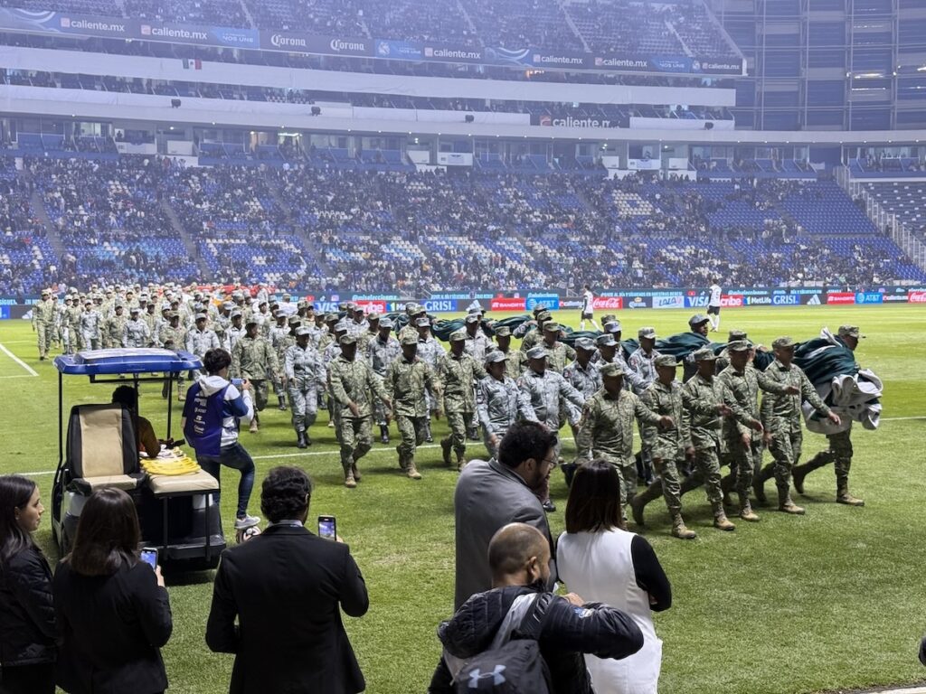 bandera mexico ejercito militar en partido de futbol vcf