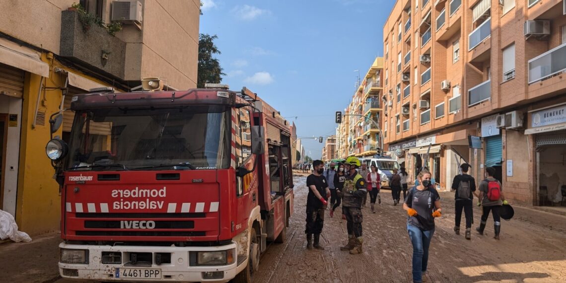 Bomberos y Policía Local intensifican las labores de rescate y limpieza tras la riada en Valencia y municipios vecinos