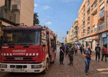 Bomberos y Policía Local intensifican las labores de rescate y limpieza tras la riada en Valencia y municipios vecinos