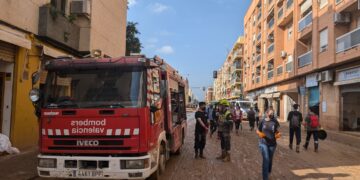 Bomberos y Policía Local intensifican las labores de rescate y limpieza tras la riada en Valencia y municipios vecinos