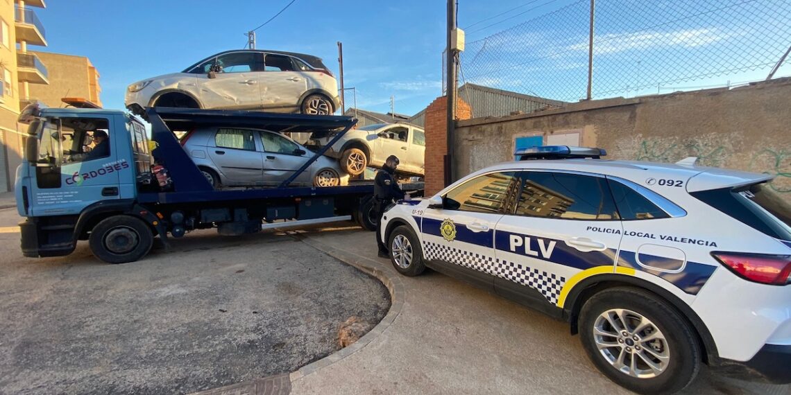 Valencia retira más de 500 vehículos afectados por la dana y los traslada a centros de desguace