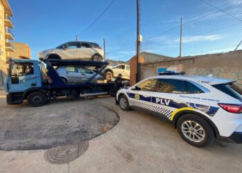 Valencia retira más de 500 vehículos afectados por la dana y los traslada a centros de desguace