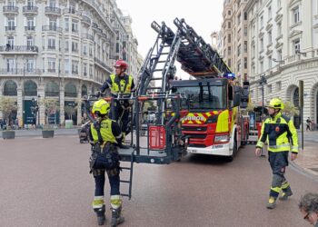Los Bomberos de Valencia revisan fachadas en la Plaza del Ayuntamiento para garantizar la seguridad en las Fallas