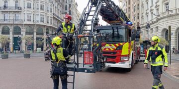 Los Bomberos de Valencia revisan fachadas en la Plaza del Ayuntamiento para garantizar la seguridad en las Fallas